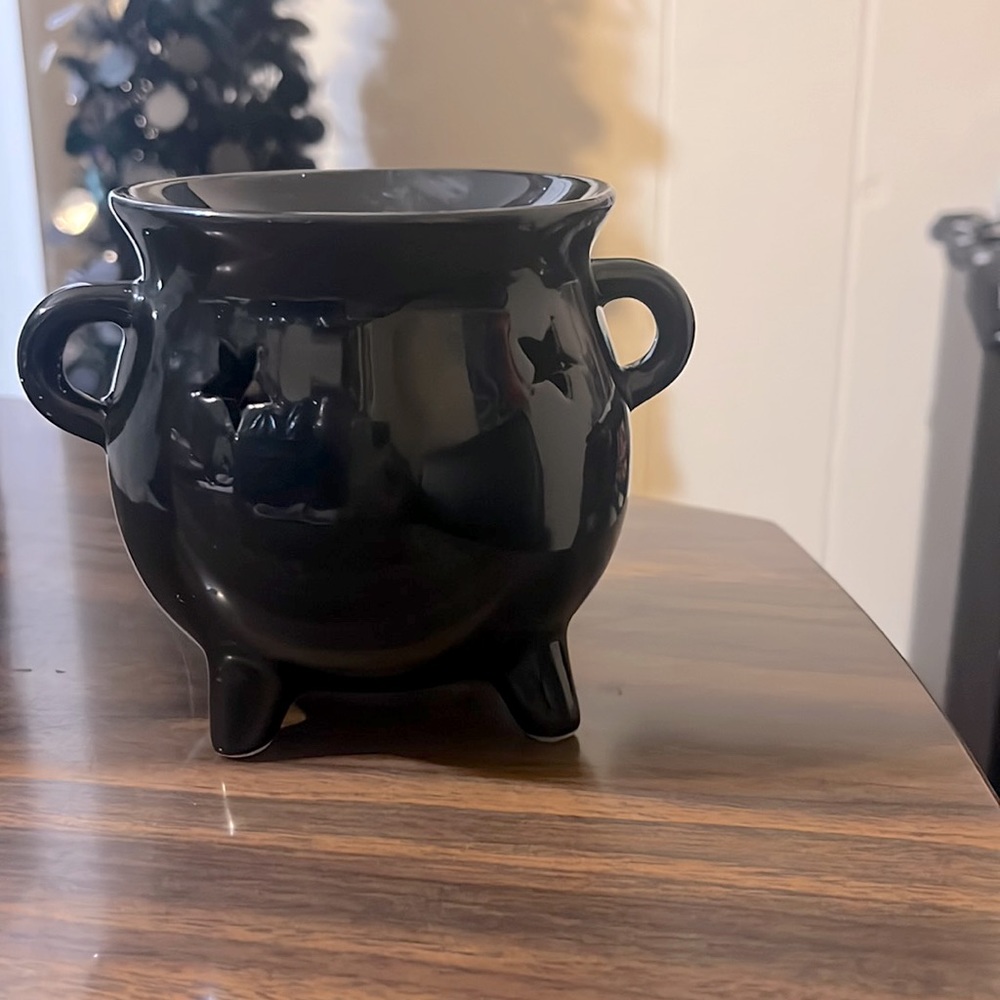 Black cauldron wax warmer